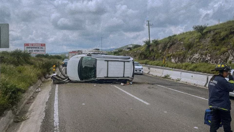 Camioneta volcada en anillo vial Fray Junípero Serra HOY 16 de septiembre, Querétaro
