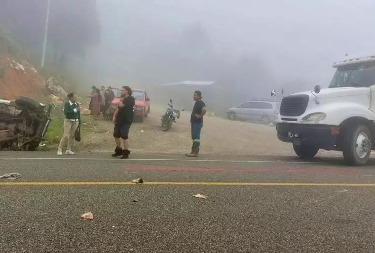 ¡No hay paso! Fuerte accidente en la autopista Tuxtla–San Cristóbal: heridos y una unidad volcada 