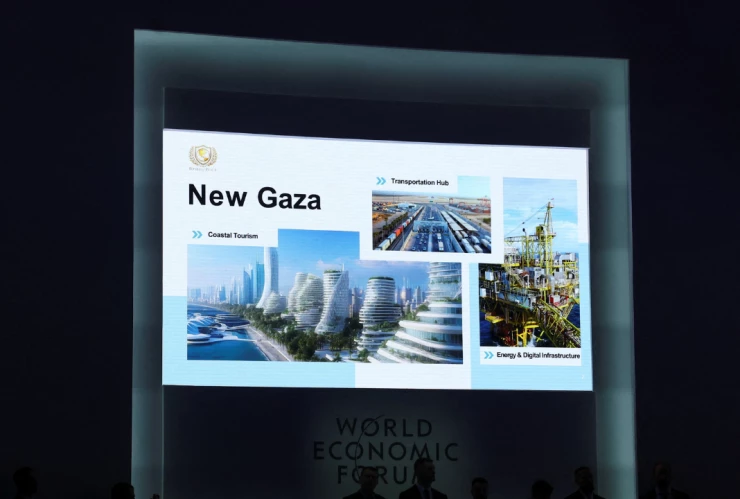 Una diapositiva titulada " Nueva Gaza " se ve en una pantalla durante un evento que anuncia la carta de la iniciativa Junta de Paz del presidente estadounidense Donald Trump, destinada a resolver conflictos globales, junto con el 56º Foro Económico Mundial (FEM) anual, en Davos, Suiza, el 22 de enero de 2026.