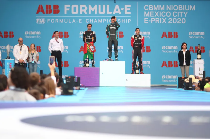 El Neozelandés, Mitch Evans se mantuvo a la cabeza después de 45 minutos de carrera durante el E-Prix de la Fórmula E 2020.