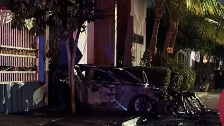Carro incendiado en Culiacán