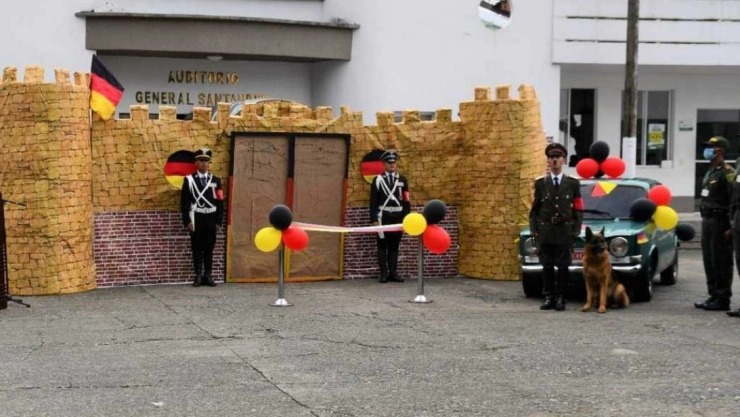 escuela policial símbolos nazis colombia
