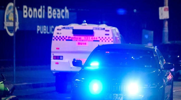 Vehículos de policía en tiroteo en Australia, en Bondi Beach, el 14 de octubre de 2025.