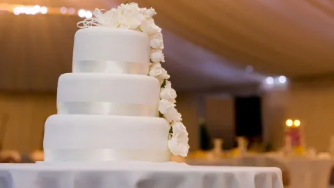 49 ideas de pastel de bodas que puedes tomar como inspiración: desde sencillos hasta muy elaborados.