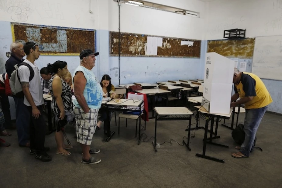 La gente aguarda en fila para votar en una escuela en el barrio pobre de Nova Holanda, dentro del complejo da Mare en Rio de Janeiro, Brasil,