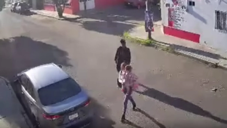 ¡Vecina las ataca! Captan brutal agresión contra madre y su bebé en Durango. En la imagen se observa a la agresora, conocida como Laura, persiguiendo a las víctimas y ofendiéndolas antes de cometer el violento ataque.