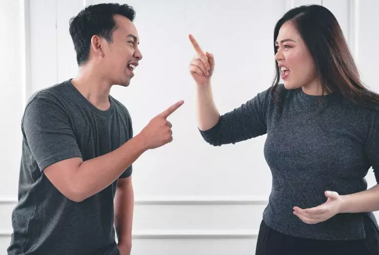 Discusión de pareja en la calle tiene un final épico e inesperado. (VIDEO)