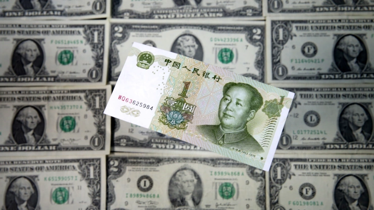 FOTO DE ARCHIVO. Billetes de uno y dos dólares estadounidenses se ven junto a un billete de un yuan chino en una imagen de ilustración.