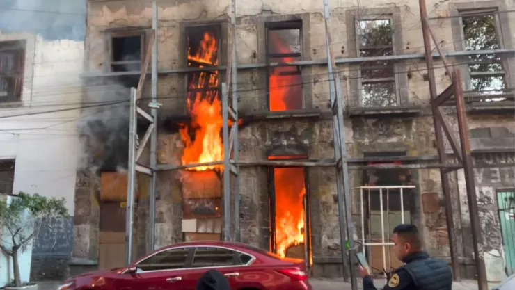 VIDEO: Incendio en el Centro de la CDMX consume un edificio completo