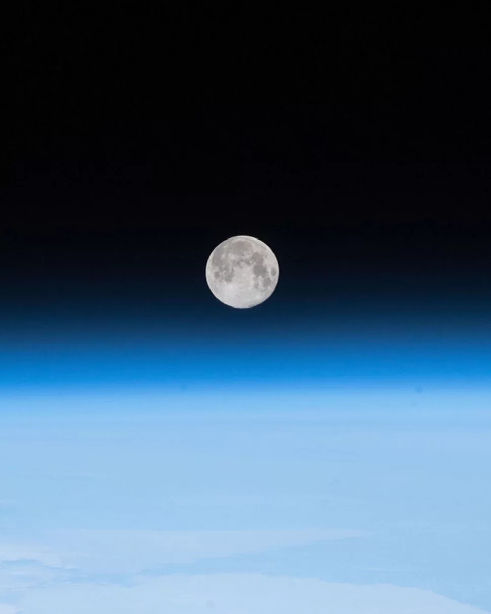 Luna, cola Tierra 2.jpg