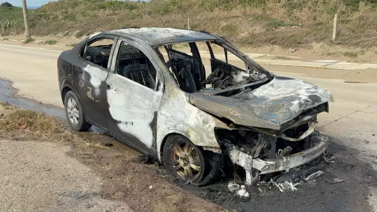 Incendio consume automóvil en Coatzacoalcos, Veracruz
