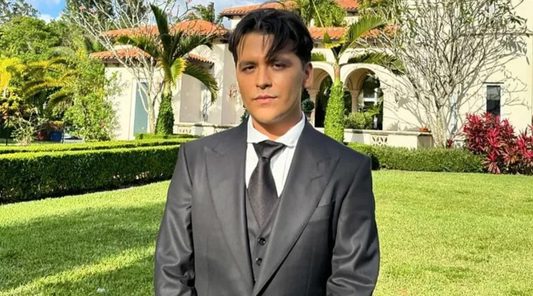 Cuánto dinero gastó Christian Nodal para quitarse los tatuajes de su cara.jpg
