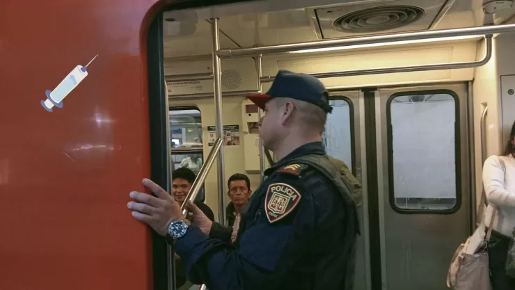 Policía de la CDMX vigilando las instalaciones del Metro.
