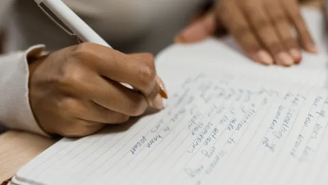 Estos son los ejercicios de journaling que te ayudan a procesar la frustración