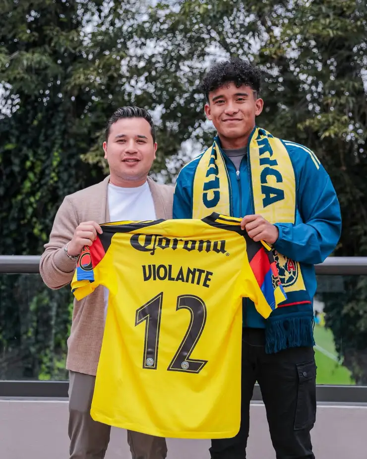 Isaías Violante posando con la camiseta del América durante su presentación