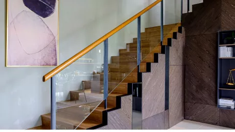 Escalera de vidrio y acero