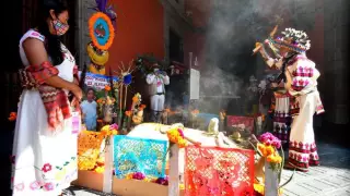 Con motivo del Día de Muertos, en punto del medio día miembros de las culturas indígenas tzetzal y wixárika realizaron dos ceremonias tradiciones en Palacio Nacional.