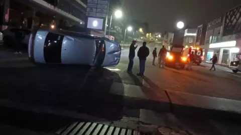 Volcadura de carro en Xalapa