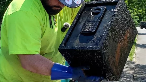 pareja-caja-fuerte-dolares-millón-y-medio-pesos-pesca-iman-nueva-york