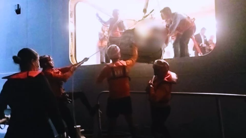 evacuación de pasajero de la India del crucero Harmony of the seas por parte de un equipo especializado de la Secretaría de Marina cerca de Isla Mujeres, Quintana Roo