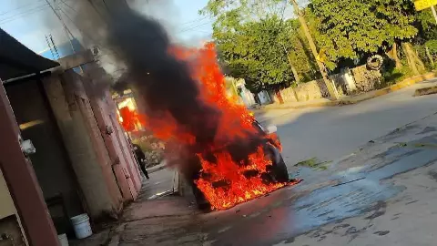 FOTOS_ Taxi fue consumido por un incendio en Tizimín y esto pasó con el conductor