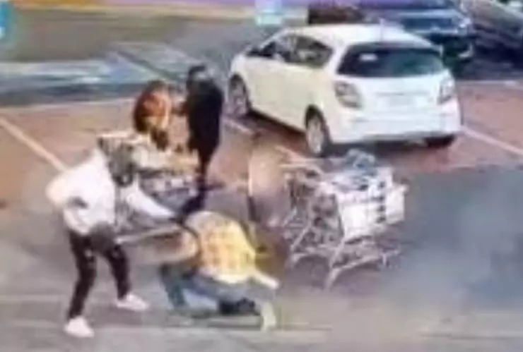 Familia es víctima de un asalto violento en estacionamiento de Cuernavaca.