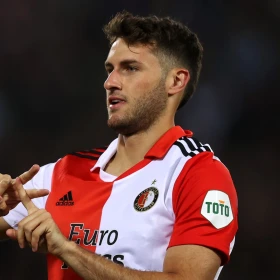 Santiago Giménez festeja gol con el Feyenoord