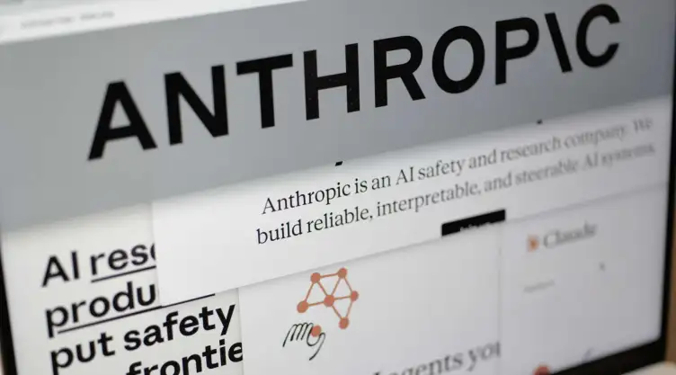 Sitio web de Anthropic en pantalla de una computadora.