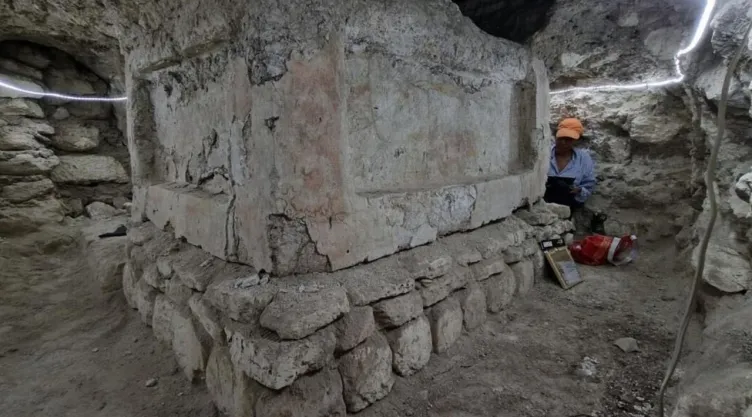 Altar en Tikal con murales Teotihuacanos: Prueba de influencia mexicana
