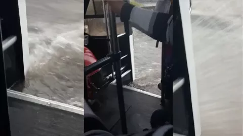 Chofer pide plegarias a pasajeros para cruzar inundación