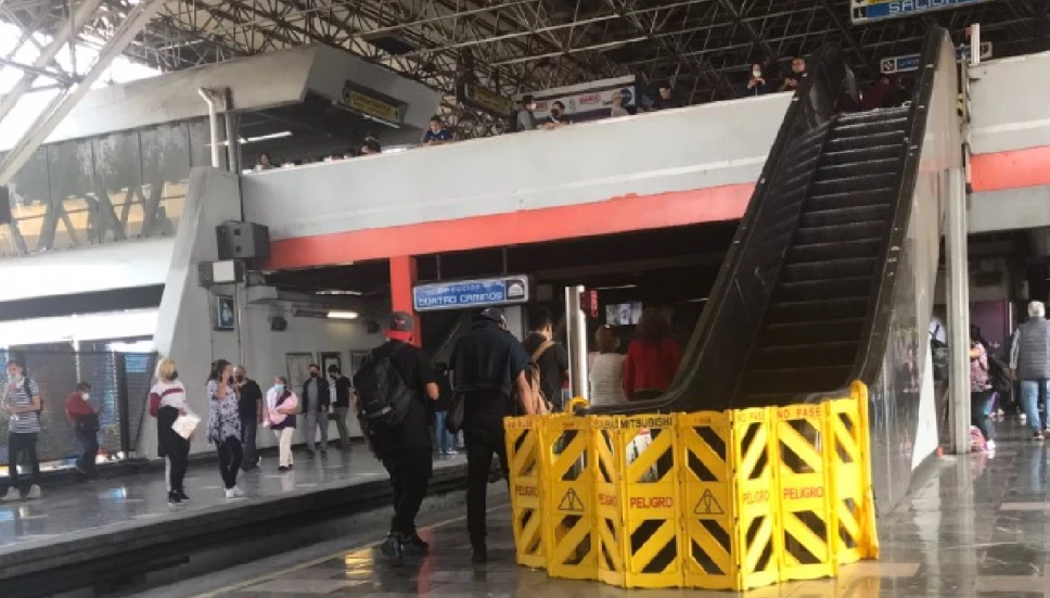 VIDEO: Rescatan a mujer que cayó a vías del Metro CDMX
