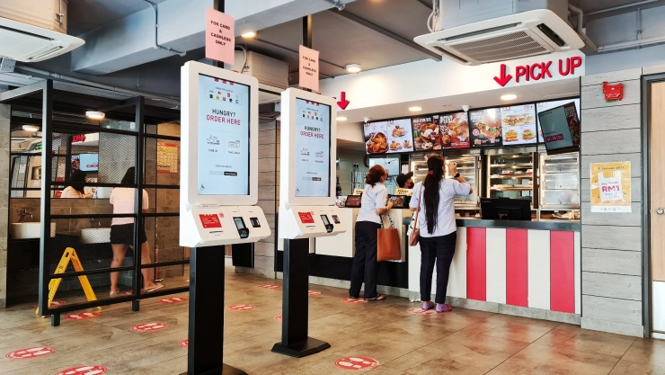 Un local de KFC por dentro