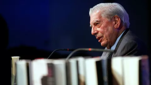 Mario Vargas Llosa en la presentación de su libro las “Cinco Esquinas” en Madrid.