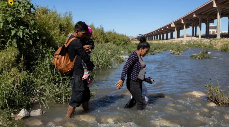 Una familia cruza el río Bravo, en la frontera de México con Texas.