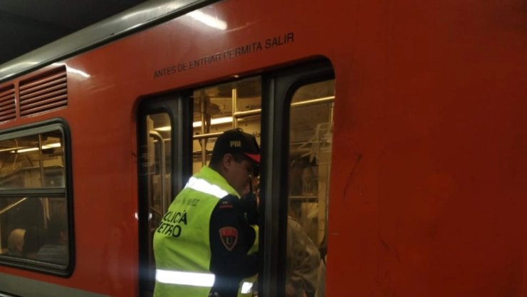 Policiáien la puerta de un vagón del Metro CDMX.