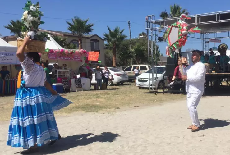 Realizan la original Guelaguetza en la playa en Rosarito.