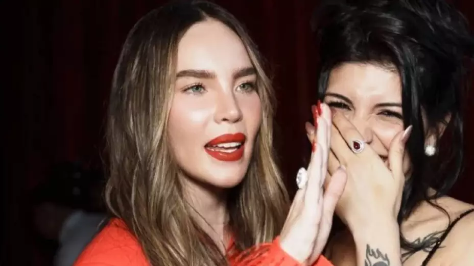 ¡Como grandes AMIGAS! Belinda y Cazzu desatan furor al posar juntas en evento; así fue el polémico momento