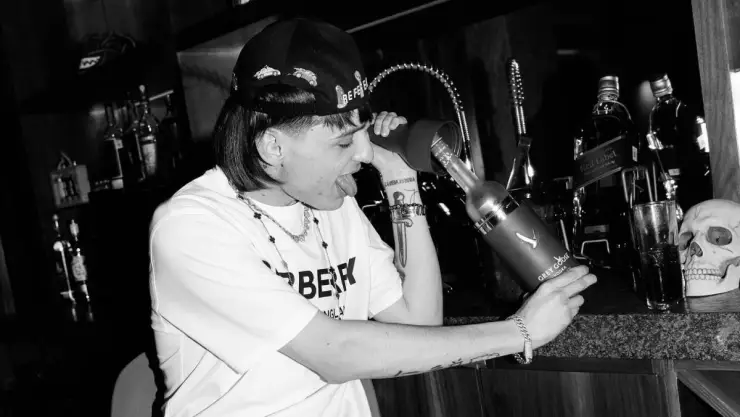 Arrestan a 11 hombres por escuchar música de Peso Pluma a todo volumen