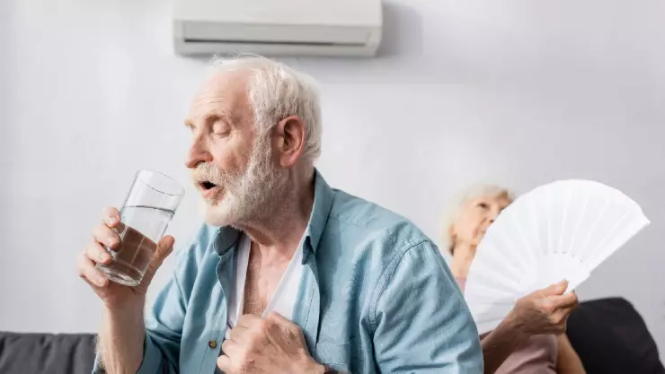 Una pareja de ancianos combate el calor