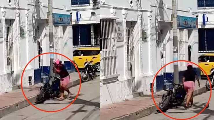 Una mujer destroza a martillazos la moto de su esposo en Santa Marta, Colombia.