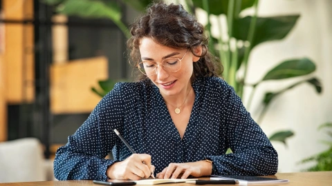 Mujer escribiendo