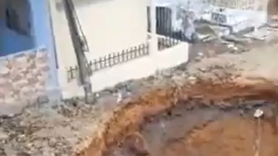 Socavón en cementerio de Ecuador 13 octubre 2025.jpg