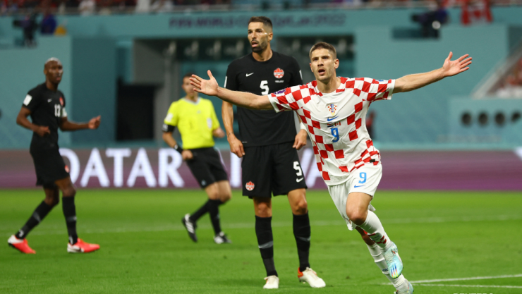 Kramaric reclama por un gol anulado