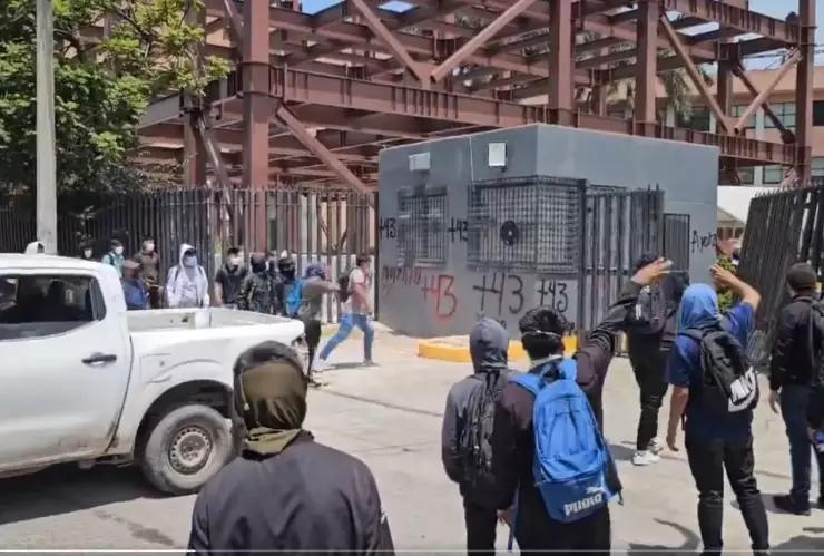 normalistas–ayotzinapa-protestan-frente-congreso-de-guerrero-video