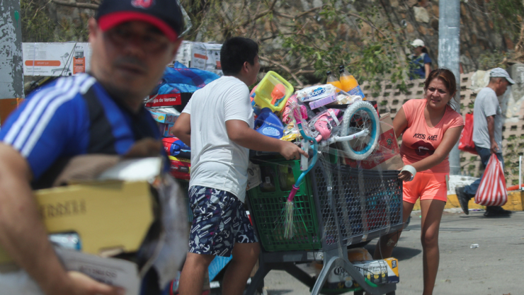 Anuncian reapertura de tiendas comerciales en Acapulco tras el huracán Otis.