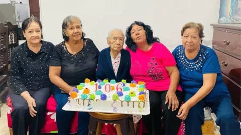 Festejan a Candelaria por sus 106 años, en Mazatlán