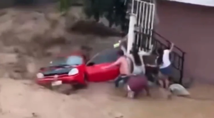 video-arroyo-arrastra-un-auto-en-pinal-amoles-queretaro-fuertes-lluvias