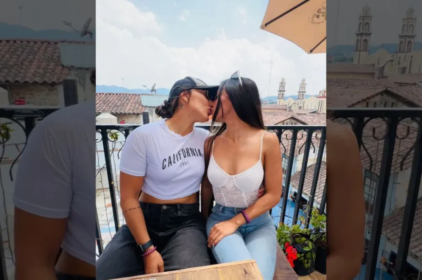 gloria y Paulette hacen oficial su relación (3).jpg