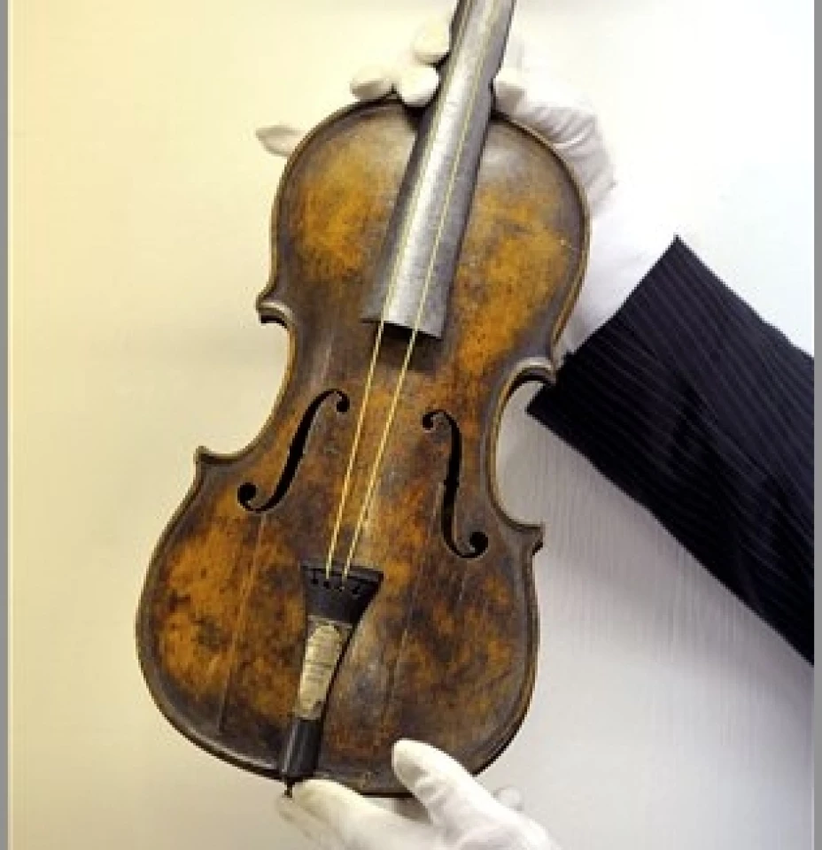 Subastan violín que sonó mientras se hundía el Titanic