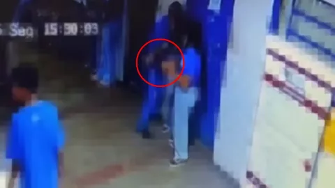 VIDEO | ¡IMÁGENES FUERTES! Alumno apuñala a su compañera dentro de una escuela; el agresor alegó que sufría bullying